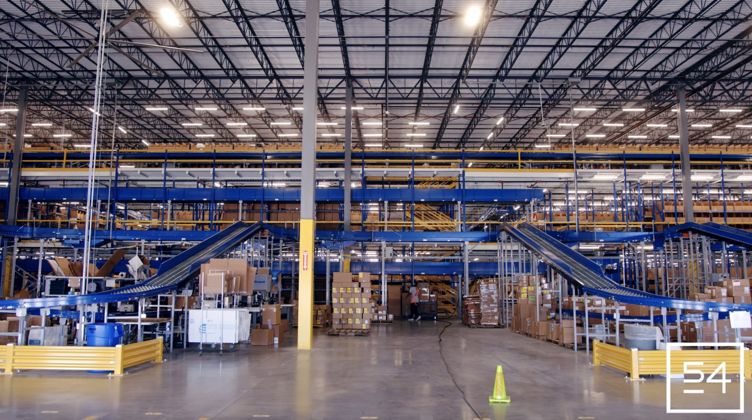 Warehouse with conveyor system