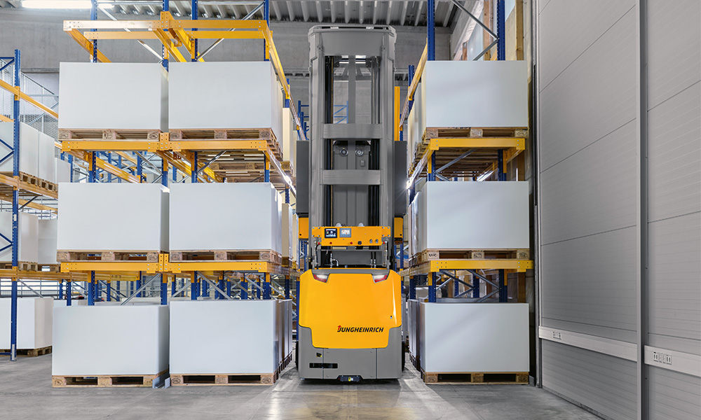 Featured image for “Five Reasons to Implement Cloud-Based Robotics in Your Warehouse”
